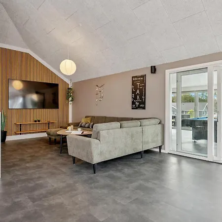 Vakantiehuis Stunning In With Sauna